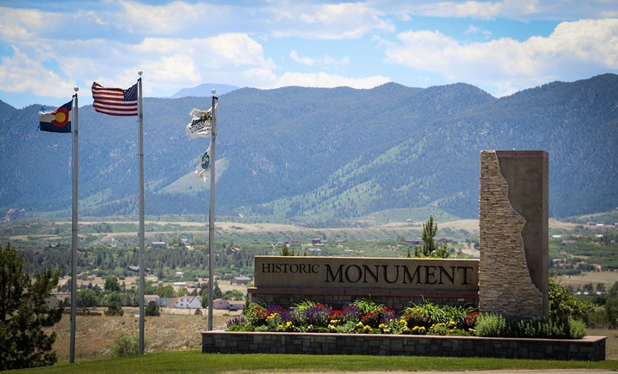 monument coloroado moniker with three flags flying